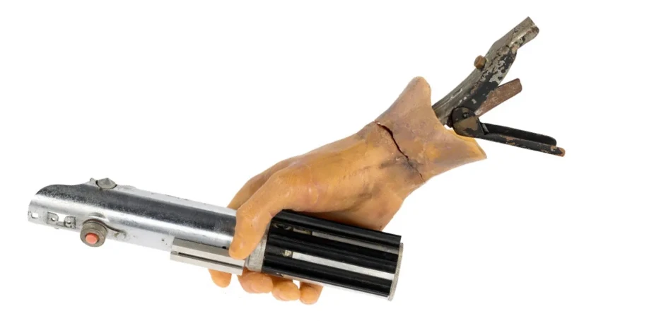 Luke Skywalker’ın Işın Kılıcı ve Kesik Eli Rekor Fiyatla Satıldı